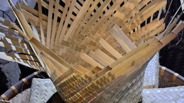 Từ những sợi chỉ thổ cẩm đến những kết nối văn hóa và tạo sinh kế cho hộ kinh doanh có người khuyết tật – Câu chuyện của Hà Khuyên&nbsp;Craft